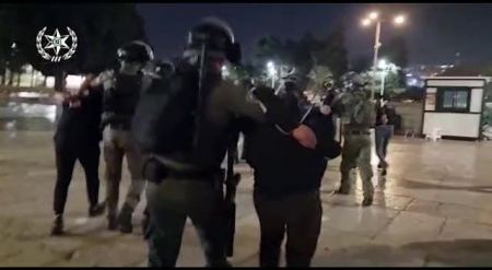 إصابات واعتقالات في صفوف المعتكفين بالمسجد الاقصى
